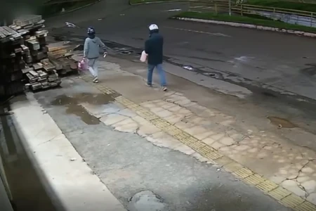 Homens incendeiam madeireira após acidente que matou motociclista em Trindade