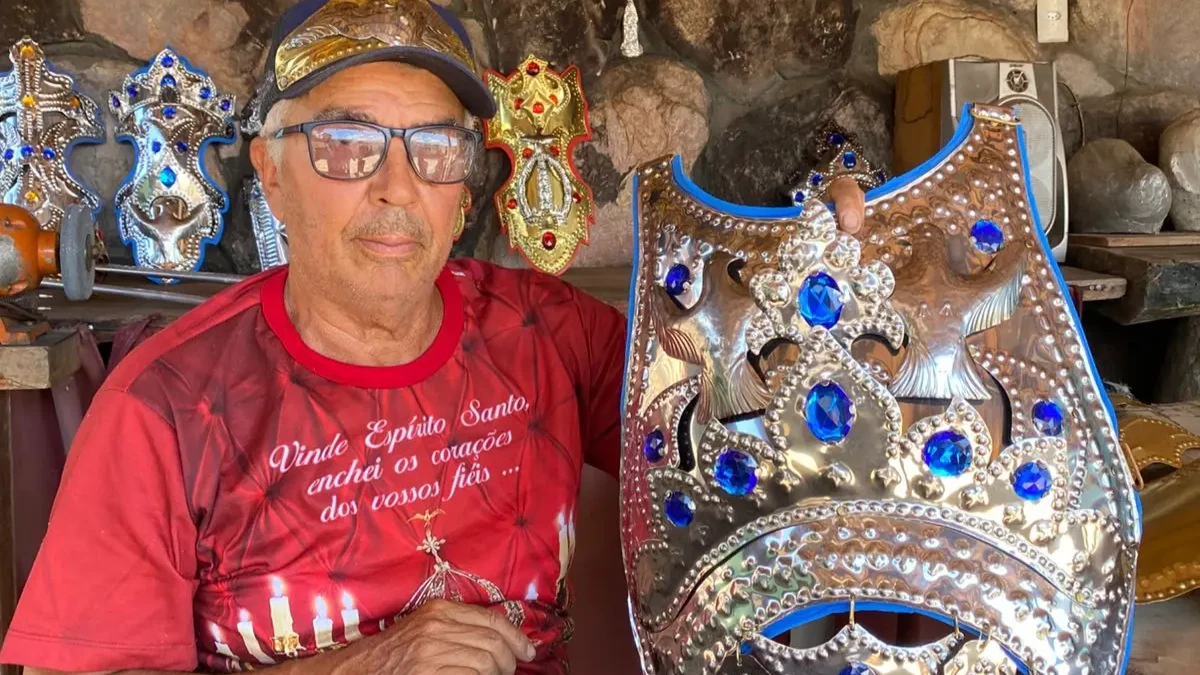Vanderlei da Costa, junto com filho e irmão, são artesão de máscaras e armaduras das Cavalhadas