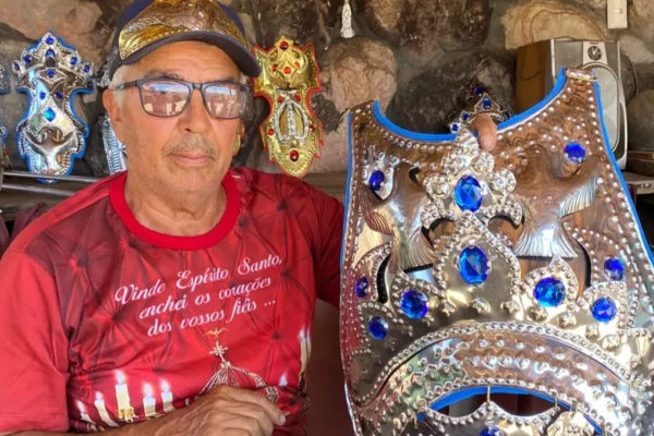 Vanderlei da Costa, junto com filho e irmão, são artesão de máscaras e armaduras das Cavalhadas