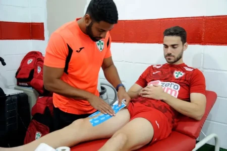 Jogador da Portuguesa com fita de CDB na perna