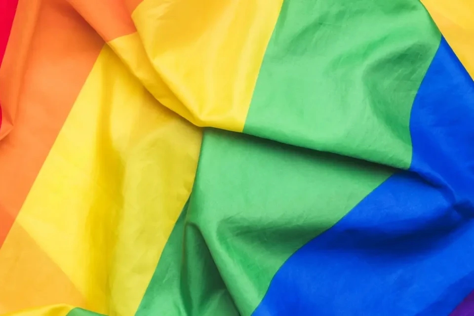 analisa estigmas e discursos jornalísticos sobre a comunidade LGBTQIA+ em veículos da Região Norte do país