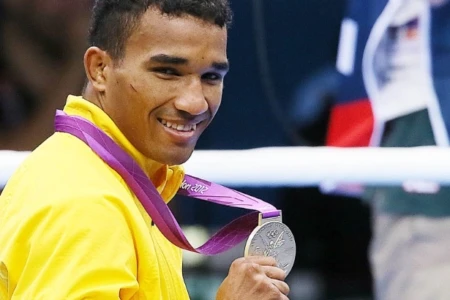 Esquiva Falcão vende medalha olímpica e explica motivo