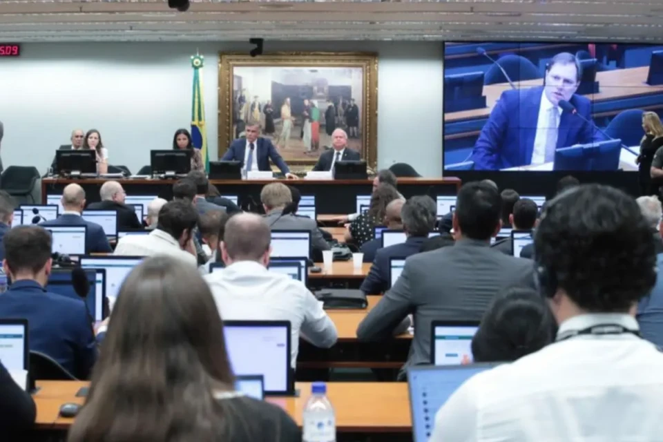CCJ da Câmara aprova fim da escala 6x1; veja próximos passos (Agência Câmara)