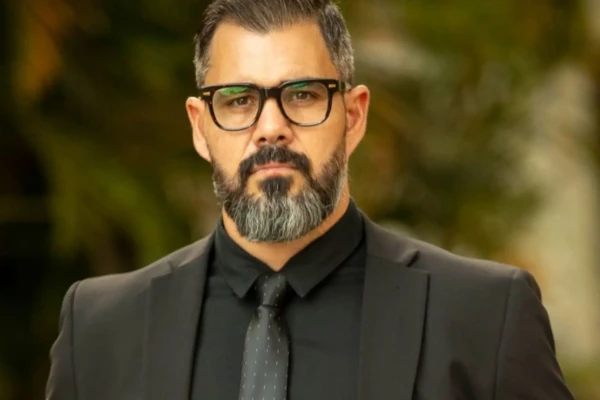 Juliano Cazarré anuncia curso para “homens enfraquecidos” e gera críticas