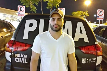 Luiz Phillipi Mourão em frente a viatura da Polícia Civil de Minas Gerais; apontado como operador do banqueiro Daniel Vorcaro e apelidado de Sicário (Foto: Reprodução)