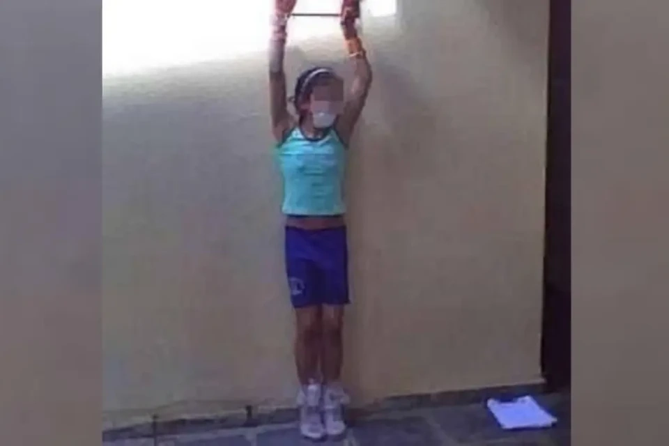 Menina amarrada e amordaçada