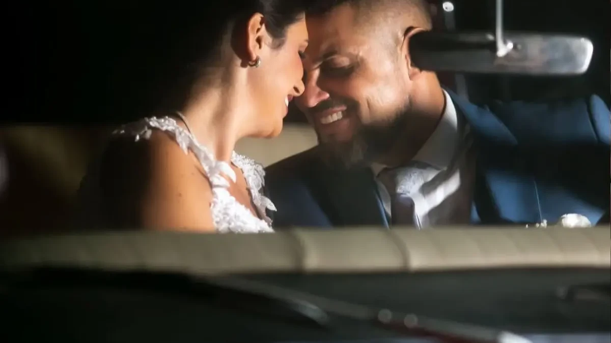Noivo leva futura esposa ao casamento dentro de concha de escavadeira; vídeo (Foto: Instagram)