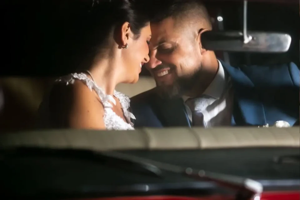 Noivo leva futura esposa ao casamento dentro de concha de escavadeira; vídeo (Foto: Instagram)