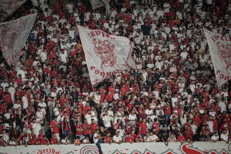 Torcida do Vila Nova no estádio Serra Dourada