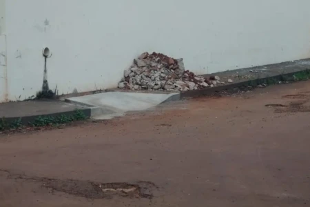 Rampas para cadeirantes terminam em mato e bueiro em Ceres; moradores denunciam descaso