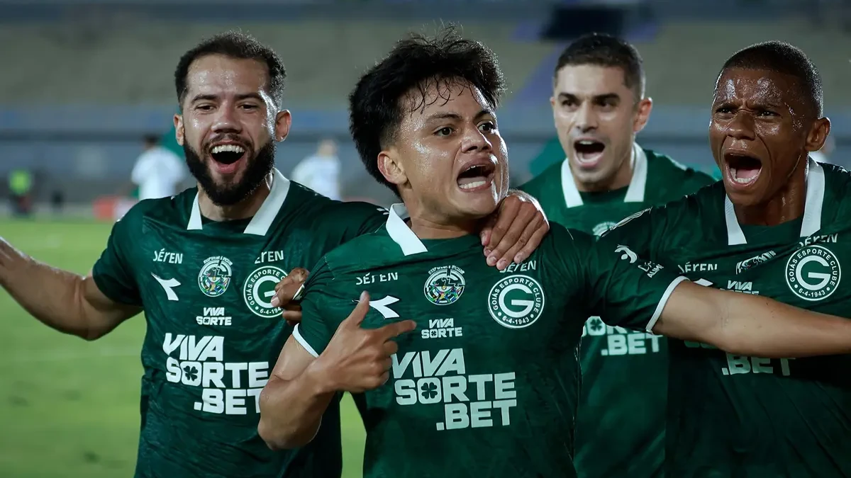 Esli Garcia comemora gol pelo Goiás