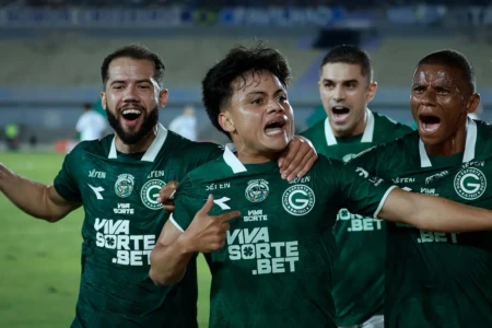 Esli Garcia comemora gol pelo Goiás