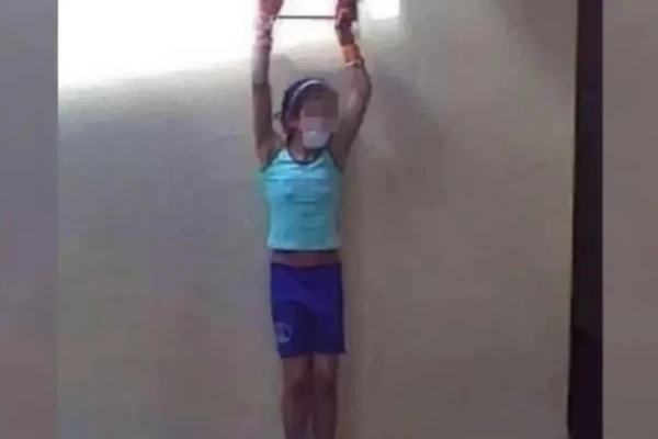 Criança amarrada e amordaçada