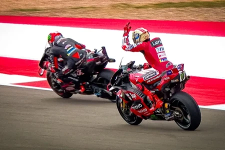Pilotos da MotoGP durante corrida