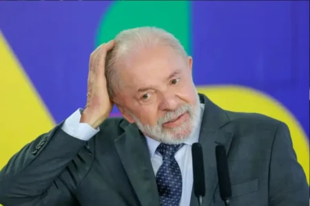 Lula vai a SP para fazer cauterização na cabeça e infiltração por causa de tendinite na mão (Foto: Agência Brasil)