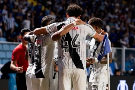 Jogadores da Ponte Preta durante jogo da Série B