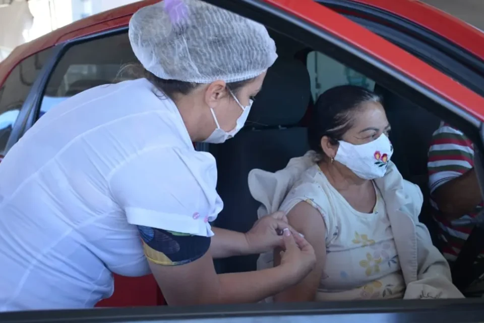 Goiânia e Aparecida reforçam vacinação contra gripe; drive-thru volta pela primeira vez desde a pandemia