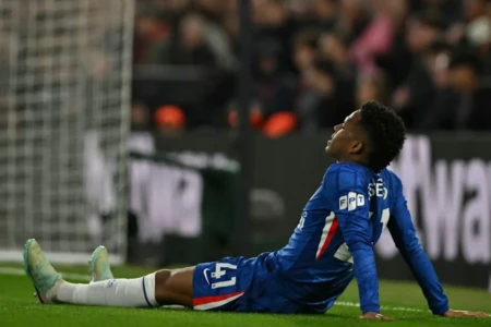 Técnico confirma baixa de Estêvão no Chelsea