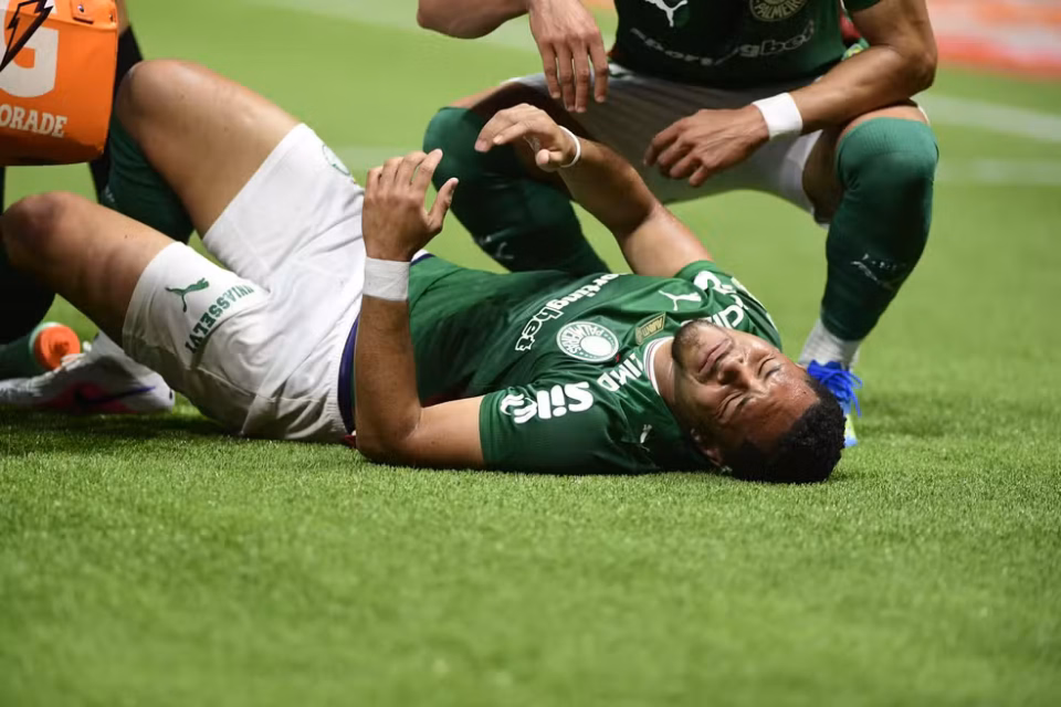 Lesão leva Vitor Roque à cirurgia e preocupa o Palmeiras