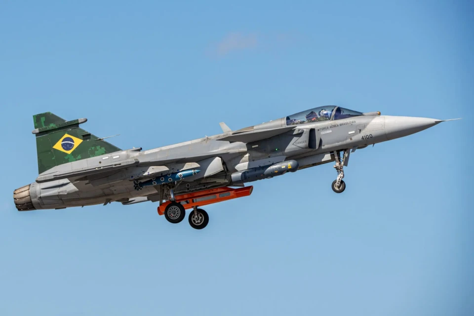 Base Aérea de Anápolis recebe exercício militar com estreia do caça Gripen