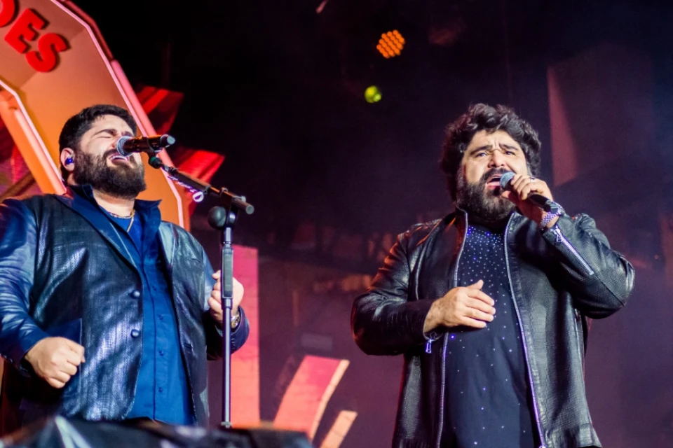 Dupla César Menotti e Fabiano encerra Exposição Agropecuária de Trindade neste sábado
