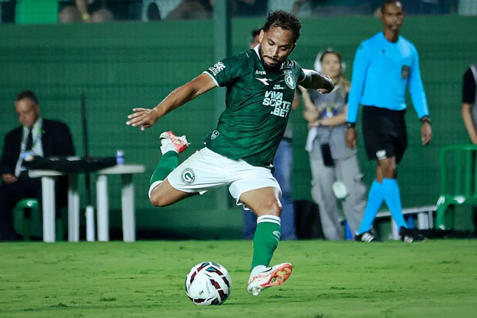Lourenço em partida pelo Goiás na Série B