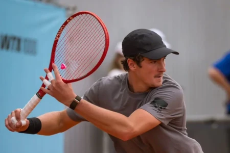 João Fonseca durante partida de tênis
