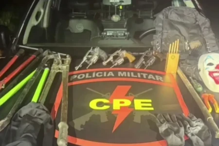 Máscara, objetos e armas apreendidas - (Foto: reprodução/PM)