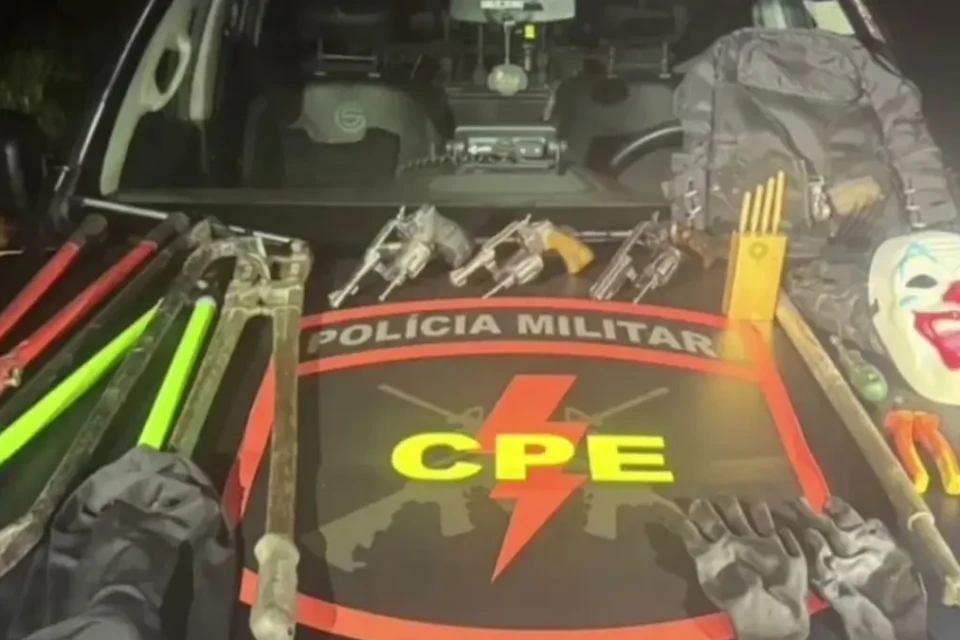 Máscara, objetos e armas apreendidas - (Foto: reprodução/PM)