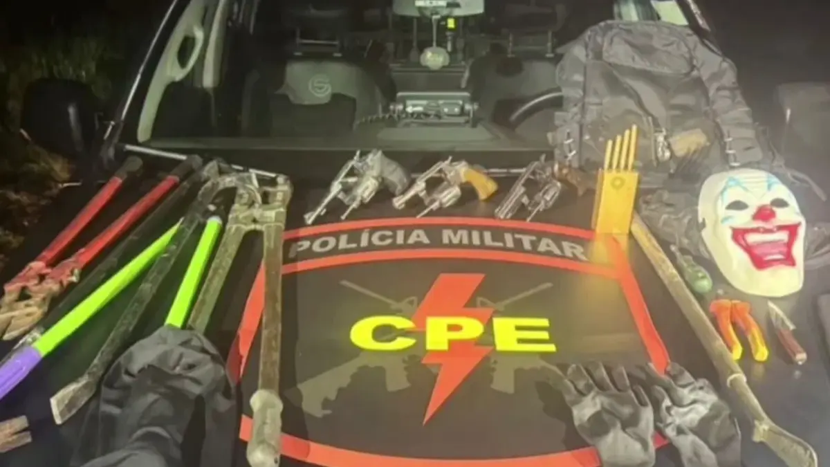 Máscara, objetos e armas apreendidas - (Foto: reprodução/PM)