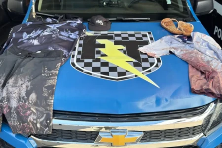 Roupas usadas pelo adolescente no momento do crime - (Foto: reprodução/PM)