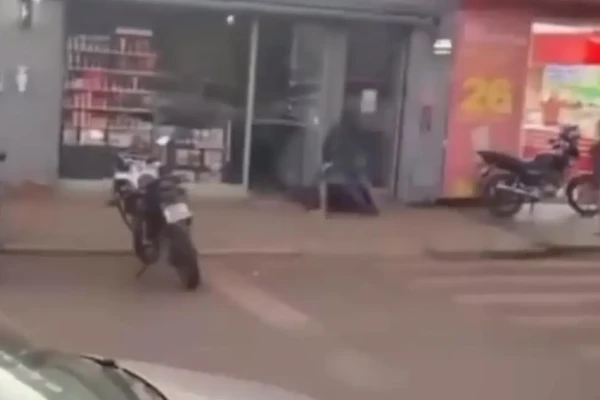 Pastor trocando golpes em bandidos - (Foto: reprodução)