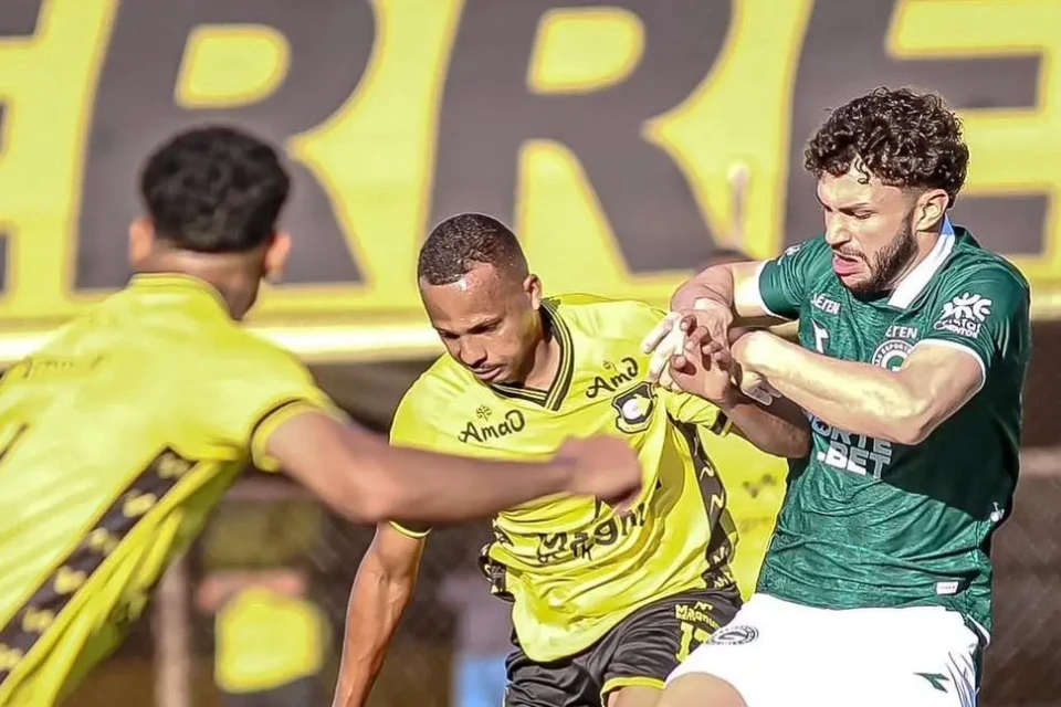 Goiás leva gol nos acréscimos e segue em queda