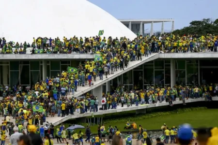 Imagem mostra manifestantes na rampa do Congresso