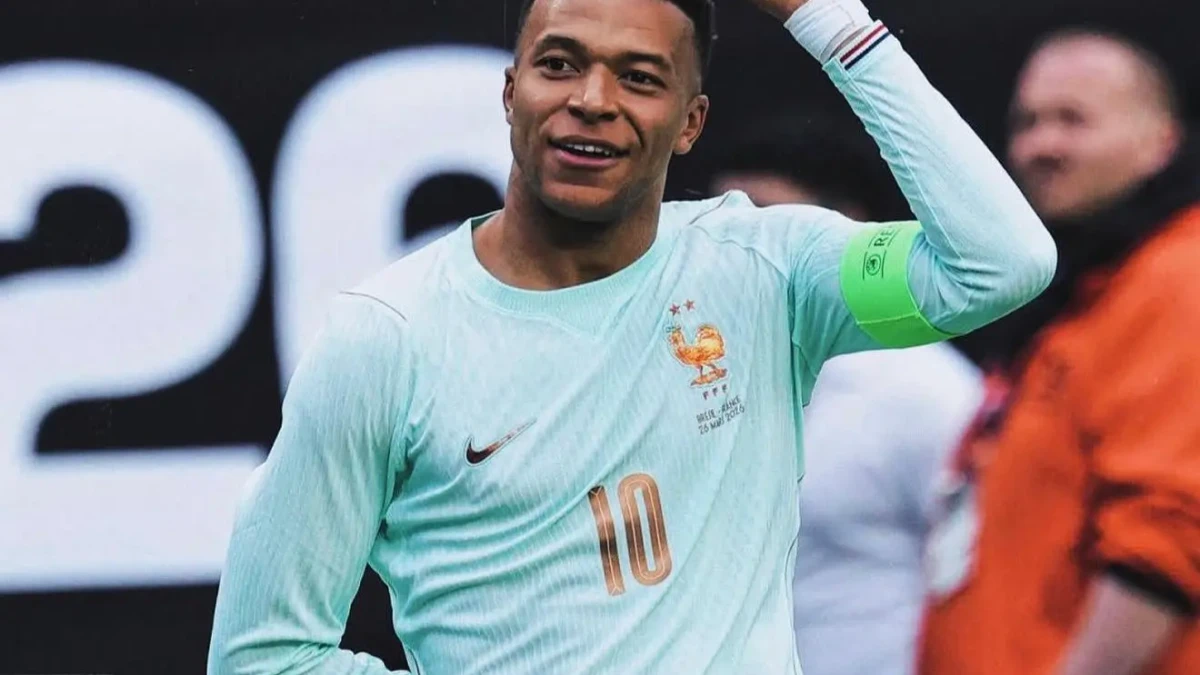 Mbappé sofre lesão muscular