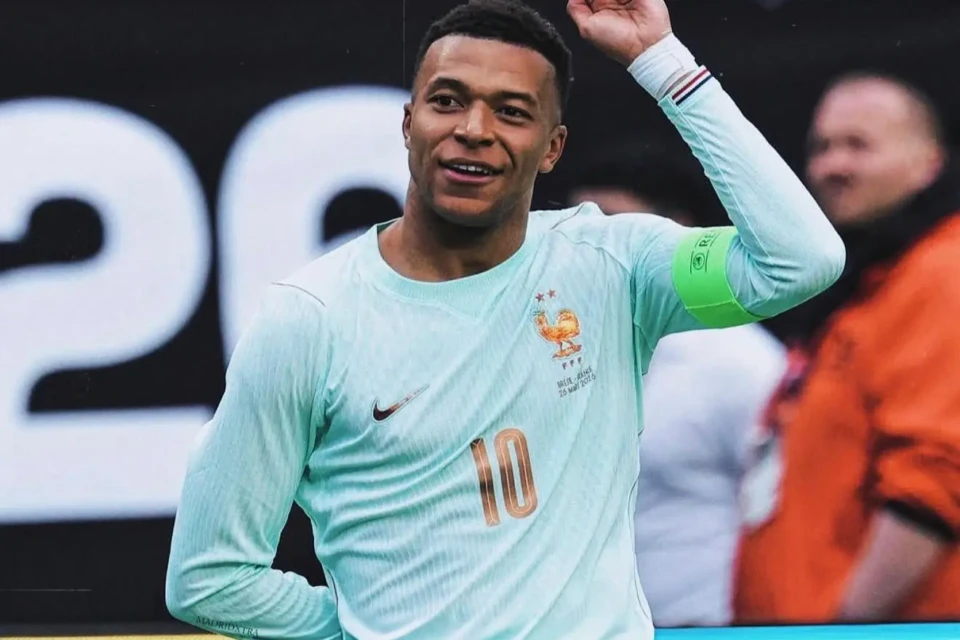 Mbappé sofre lesão muscular