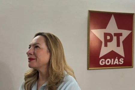 Foto mostra deputada e presidente do PT Goiás, Adriana Accorsi