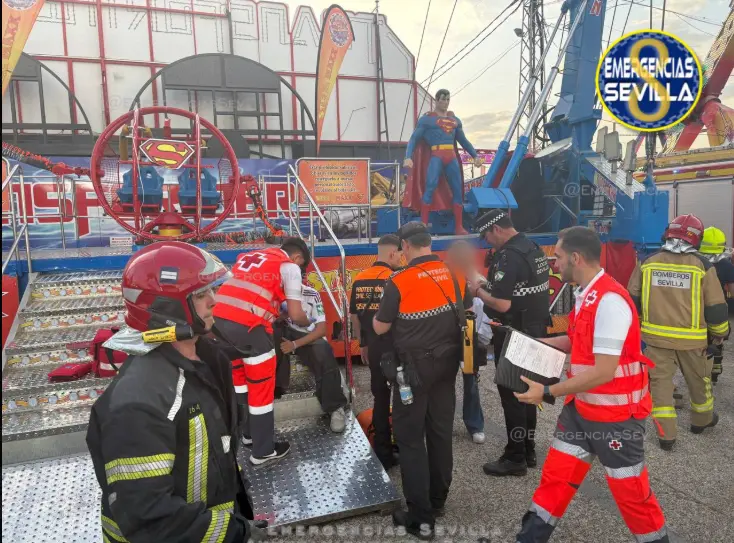 Bombeiros resgatando crianças que caíram de brinquedo na Espanha