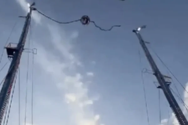 Cabo de brinquedo ‘estilingue humano’ se rompe e crianças ficam feridas