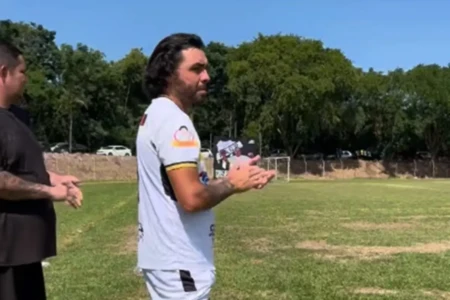Ricardo Goulart em partida de futebol de várzea