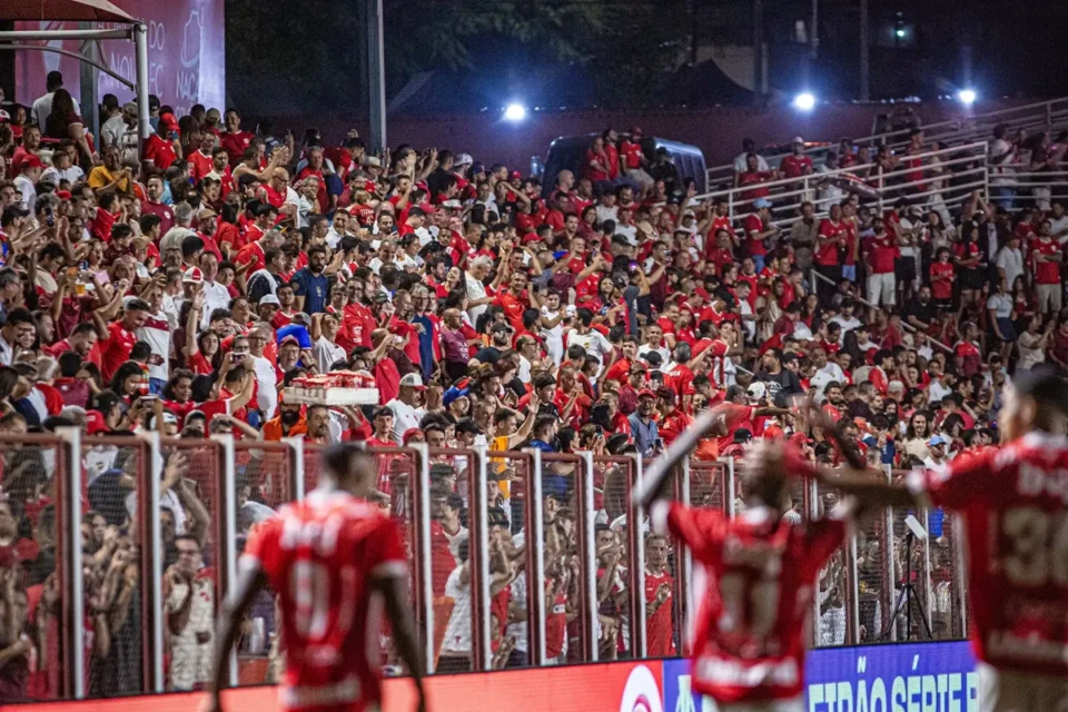 Torcida do Vila Nova no OBA