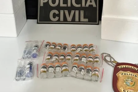 Ampolas emagrecedoras apreendidas com adolescente - (Foto: reprodução/PC)