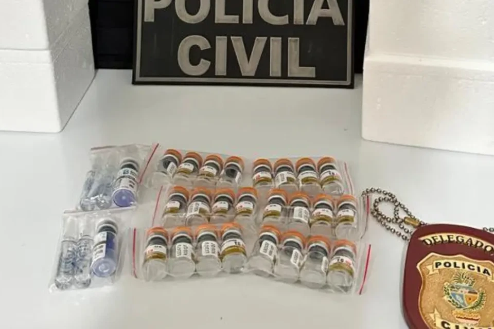Ampolas emagrecedoras apreendidas com adolescente - (Foto: reprodução/PC)