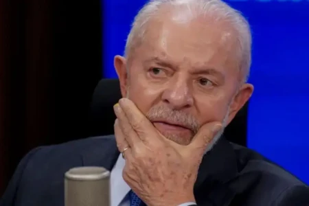 Imagem mostra presidente Lula reflexivo
