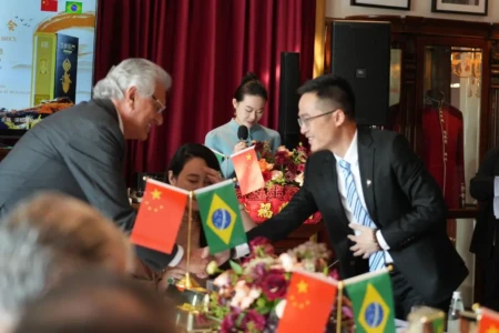 Imagem mostra governador Ronaldo Caiado durante ato de parceria comercial com representantes da China