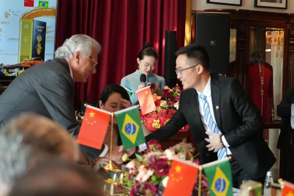 Imagem mostra governador Ronaldo Caiado durante ato de parceria comercial com representantes da China