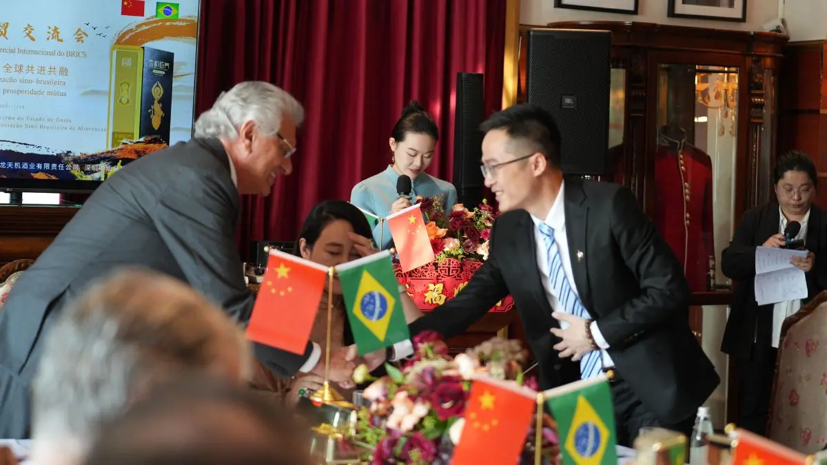 Imagem mostra governador Ronaldo Caiado durante ato de parceria comercial com representantes da China