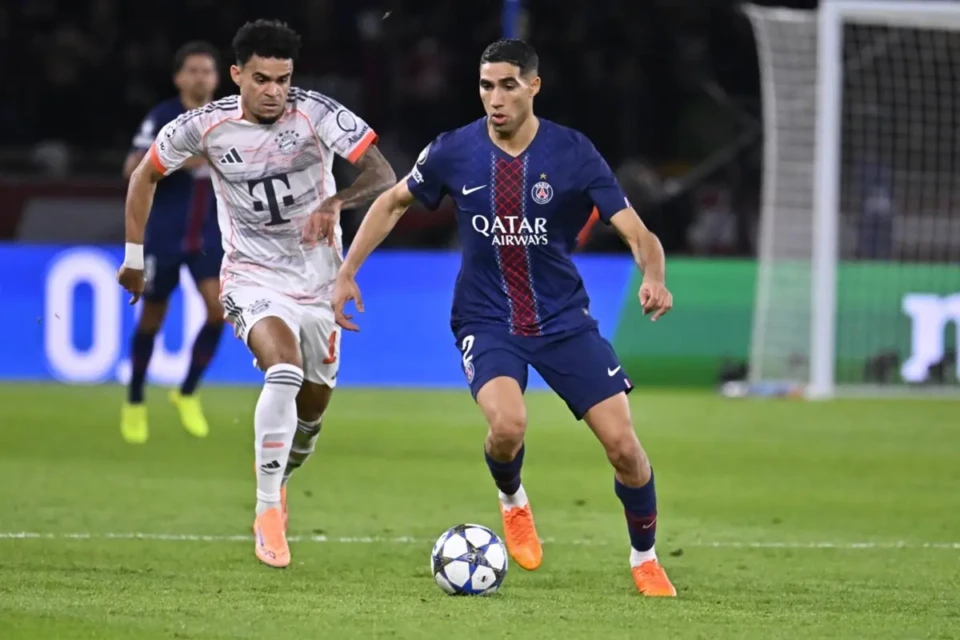 PSG e bayern de Munique durante jogo da primeira fase da Liga dos Campeões