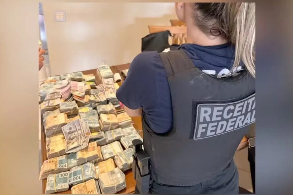 PF apreende 350 mil dólares e R$ 1 milhão com auditores da Receita no RJ (Foto: Divulgação)