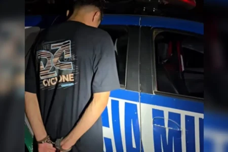 Motorista de app reage a assalto e celular esquecido por criminoso leva à prisão em Aparecida